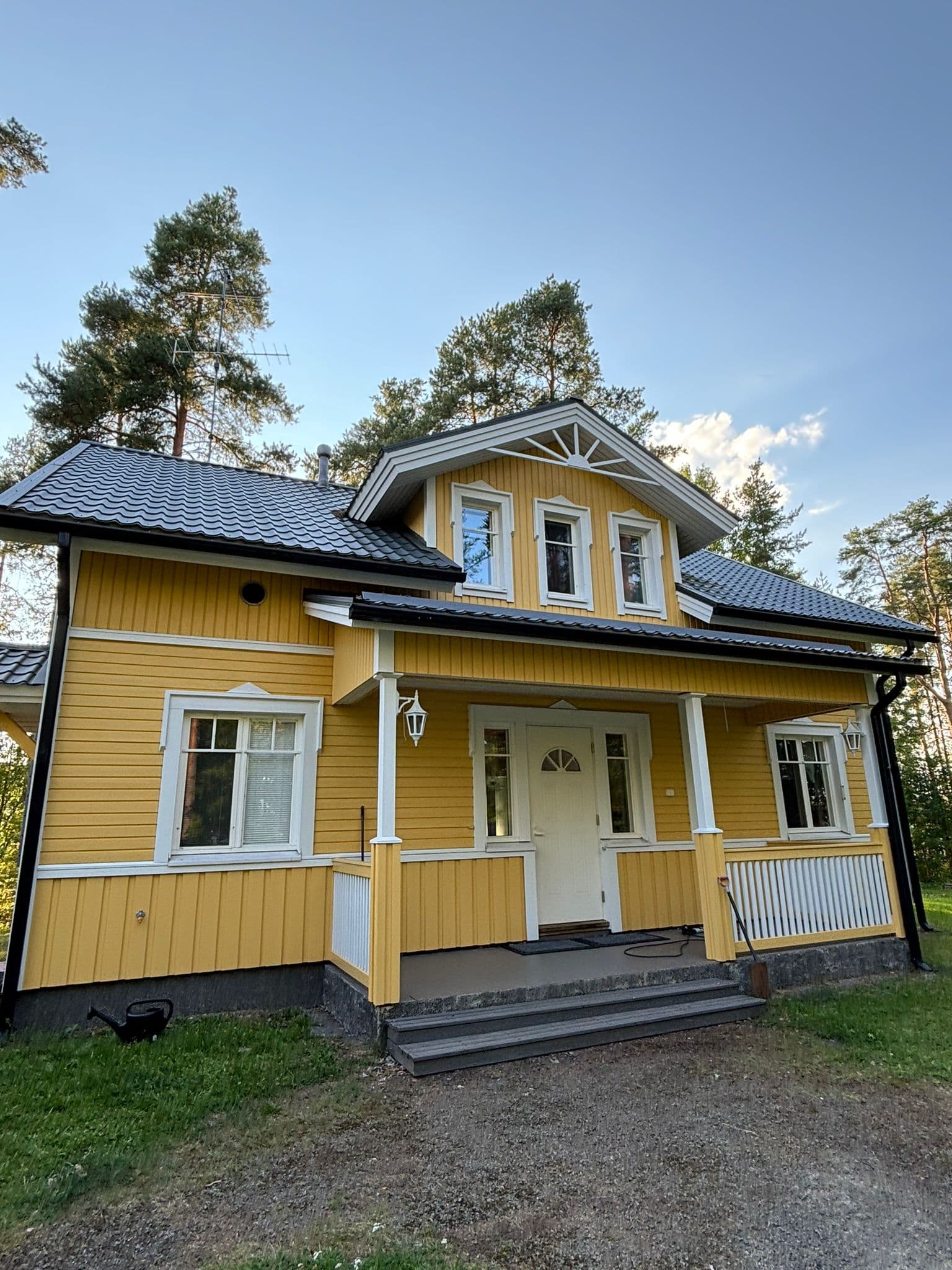 Peltikatto ja ulkomaalaus – Väriville Oy