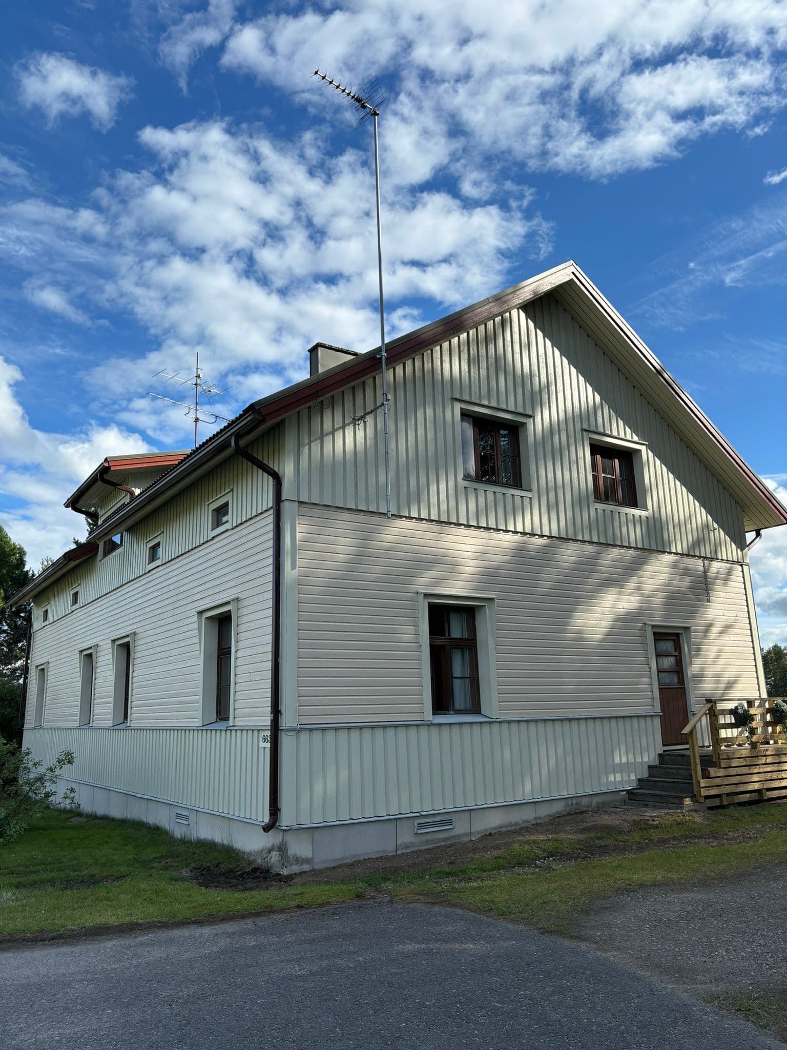 Iso puutalo maalattuna